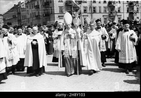 Kalisz, 1946-05-15. Uroczystoœci religijne w 150. rocznicê koronacji wizerunku œw. Rodziny. W 1783 roku Papier¿ Pius VI uzna³ obraz za s³yn¹cy ³askami i dokona³ koronacji jego kopii w Rzymie. Akt koronacji odnowiono w Kaliszu 15 maja 1796 roku. NZ. biskupi...w procesji. ms PAP Kalisz, 15. Mai 1946. Feierlichkeiten zum 150th. Jahrestag der Krönung eines Wunderbildes der Heiligen Familie. 1783 erkannte Papst Pius VI. Ein Wunderbild und Krönung seiner Kopie in Rom. Die Krönung wurde am 15. Mai 1796 in Kalisz wiederhergestellt. Im Bild: bischöfe während der Parade. frau PAP Stockfoto