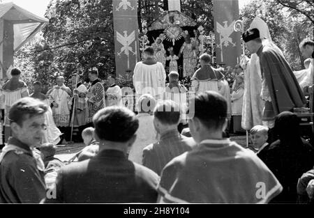 Kalisz, 1946-05-15. Uroczystoœci religijne w 150. rocznicê koronacji wizerunku œw. Rodziny. W 1783 roku Papier¿ Pius VI uzna³ obraz za s³yn¹cy ³askami i dokona³ koronacji jego kopii w Rzymie. Akt koronacji odnowiono w Kaliszu 15 maja 1796 roku. NZ. Uroczystej mszy œw. Przewodniczy prymas Polski kardyna³ August Hlond. ms PAP Kalisz, 15. Mai 1946. Feierlichkeiten zum 150th. Jahrestag der Krönung eines Wunderbildes der Heiligen Familie. 1783 erkannte Papst Pius VI. Ein Wunderbild und Krönung seiner Kopie in Rom. Die Krönung wurde am 15. Mai 1796 in Kalisz wiederhergestellt. Im Bild: Hohe Masse cel Stockfoto