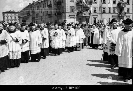 Kalisz, 1946-05-15. Uroczystoœci religijne w 150. rocznicê koronacji wizerunku œw. Rodziny. W 1783 roku Papier¿ Pius VI uzna³ obraz za s³yn¹cy ³askami i dokona³ koronacji jego kopii w Rzymie. Akt koronacji odnowiono w Kaliszu 15 maja 1796 roku. NZ. duchowieñstwo w uroczystej procesji. ms PAP Kalisz, 15. Mai 1946. Feierlichkeiten zum 150th. Jahrestag der Krönung eines Wunderbildes der Heiligen Familie. 1783 erkannte Papst Pius VI. Ein Wunderbild und Krönung seiner Kopie in Rom. Die Krönung wurde am 15. Mai 1796 in Kalisz wiederhergestellt. Im Bild: Die Parade. ms PAP Stockfoto