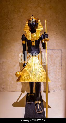 Dubai, VAE, 15.11.2021. Replik der Schutzstatue von König Tutanchamun, ausgestellt im ägyptischen Pavillon, Expo 2020 Dubai. Stockfoto