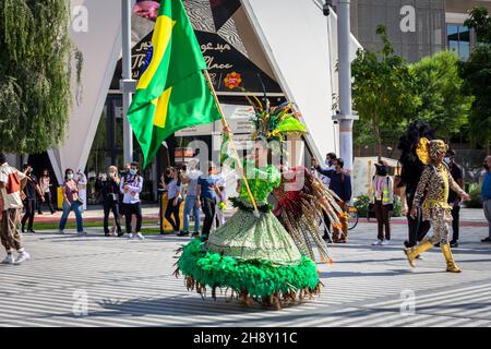 Dubai, VAE, 15.11.21. Die Brazil Show auf der Expo 2020 Dubai, brasilianische Nationalparade im Karnevalsstil, Frau tanzt in traditioneller Kleidung Stockfoto