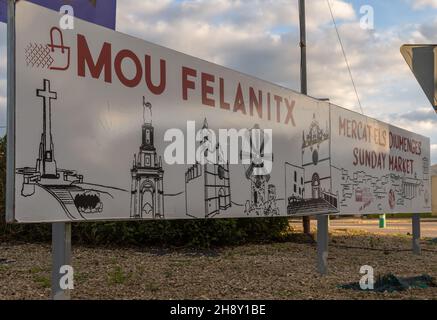 Felanitx, Spanien; november 26 2021: Begrüßungsplakat der mallorquinischen Stadt Felanitx, Land des Weins und der Kultur, geschrieben auf Katalanisch, bei Sonnenuntergang Stockfoto