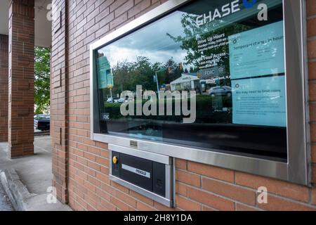 Woodinville, WA USA - ca. September 2021: Straßenansicht einer Drive-Thru-Bankdepositionsstation an einer Chase Bank. Stockfoto