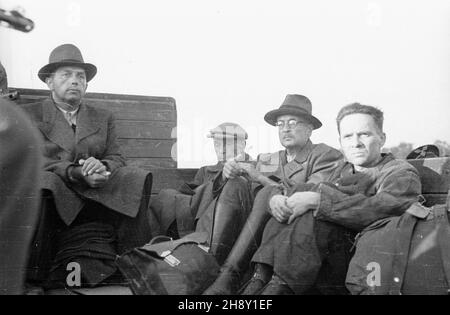 Warszawa, 1946-05-25. Sprowadzenie do Polski zbrodniarzy wojennych, cz³onków administracji niemieckiej w Generalnej Guberni. Pojmani przez aliantów cz³onkowie w³adz okupacyjnych zostali wydani w³adzom polskim i os¹dzeni przez Najwy¿szy Trybuna³ Narodowy (NTN). Proces odby³ siê w Warszawie w dniach 17 grudnia 1946-24 lutego 1947. NZ. wiêŸniowie w ciê¿arówce, od lewej: Josef Buehler, szef rz¹du Generallego Gubernatorstwa i zastêpca Generallego Gubernatora Hansa Franka; Ludwig Leist, by³y wicegubernator dystryktu warszawskiego; Kurt Ludwig Burgsdorff, B. gubernator dystryktu krakowskiego; Rudolf