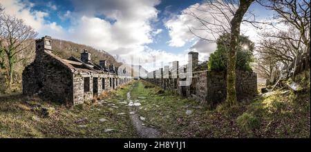 Dies sind die ehemaligen Anglesey Barracks-Bergarbeiterhütten im verlassenen Dinorwic-Schieferbruch oberhalb des walisischen Dorfes Llanberis Stockfoto