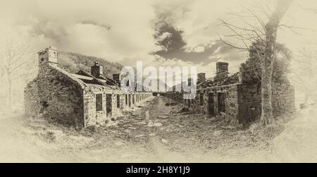 Dies sind die ehemaligen Anglesey Barracks-Bergarbeiterhütten im verlassenen Dinorwic-Schieferbruch oberhalb des walisischen Dorfes Llanberis Stockfoto