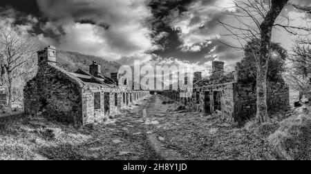 Diese Infrarotaufnahme zeigt die Bergarbeiterhütten der Anglesey Barracks im verlassenen Dinorwic-Schieferbruch oberhalb des walisischen Dorfes Llanberis Stockfoto