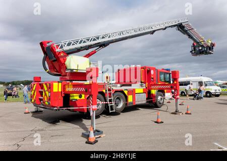 Eine Swindon Feuerwehr Mercedes Benz Econic Rosenbauer Metz B32 Luftgerät auf der Cotswold Airport 2018 Emergency Services Show, Gloucestershire Stockfoto