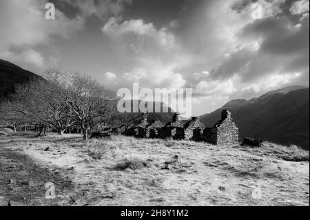 Dies sind die ehemaligen Anglesey Barracks-Bergarbeiterhütten im verlassenen Dinorwic-Schieferbruch oberhalb des walisischen Dorfes Llanberis Stockfoto