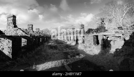 Diese Infrarotaufnahme zeigt die Bergarbeiterhütten der Anglesey Barracks im verlassenen Dinorwic-Schieferbruch oberhalb des walisischen Dorfes Llanberis Stockfoto