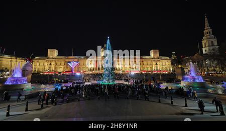 London, Großbritannien. 2nd Dez 2021. Beleuchtung des Trafalgar Square Christbaums am Trafalgar Square, London. Die Lichter des jährlichen Schenkens aus Norwegen, das jetzt 74th Jahre alt ist, wurden in einer Zeremonie mit dem Bürgermeister von Westminster und dem Bürgermeister von Oslo eingeschaltet. Kredit: Paul Brown/Alamy Live Nachrichten Stockfoto