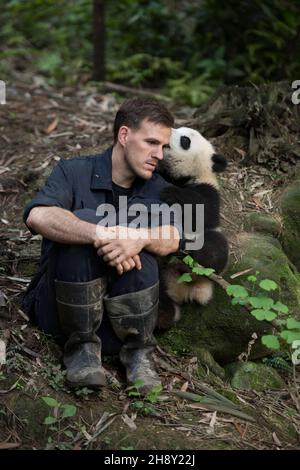 VERÖFFENTLICHUNG: 6. April 2018 TITEL: Pandas STUDIO: IMAX REGIE: David Douglas, Drew Fellman HANDLUNG: In den Bergen von Sichuan, China, verbindet sich ein Forscher mit Qian Qian, einem Panda, der die Natur zum ersten Mal erleben wird. (Bild: © IMAX/Entertainment Picturs) Stockfoto