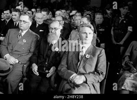 Warszawa, 1946-06-01. Otwarcie Kongresu Towarzystwa PrzyjaŸni Polsko-Radzieckiej w sali Romy. NZ. w pierwszym rzêdzie, od lewej: ambasador ZSRR Wiktor Lebiediew, wiceprezydent Krajowej Rady Narodowej Stanis³aw Grabski i Premier Edward Osóbka-Morawski. Z ty³u 2 z lewej prezydent Warszawy Stanis³aw To³wiñski. Obok niego z prawej Minister spraw zagranicznych Wicenty Rzymowski. ps/gr PAP/Kazimierz Madejski Warschau, 1. Juni 1946. Eröffnung des Kongresses der Polnisch-Sowjetischen Freundschaftsgesellschaft im Roma-Theater. Im Bild in der Reihe 1st: Sowjetischer Botschafter Viktor Lebedew, stellvertretender Präsident o Stockfoto