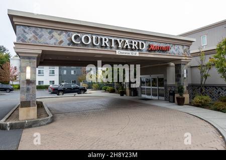 Kirkland, WA USA - ca. September 2021: Blick auf die Straße des Eingangs zum Courtyard Marriott Hotel in der Nähe der Interstate-Einfahrt in Kirkland. Stockfoto