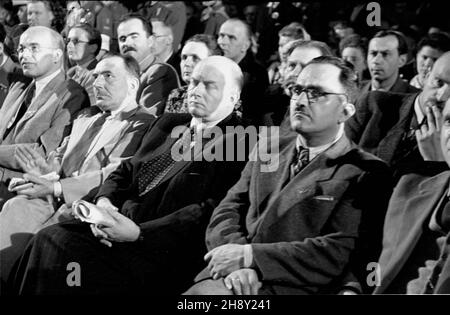 Warszawa, 1946-06-01. Otwarcie Kongresu Towarzystwa PrzyjaŸni Polsko-Radzieckiej w sali Romy. NZ. w pierwszym rzêdzie, m.in. Sekretarz generalny Polskiej Partii Robotniczej W³adys³aw Gomu³ka (L) i wicepremier Stanis³aw Miko³ajczyk (3L). ps/gr PAP/Kazimierz Madejski Warschau, 1. Juni 1946. Die Eröffnungszeremonie des Kongresses der Polnisch-Sowjetischen Freundschaftsgesellschaft im Roma-Saal. In der ersten Reihe abgebildet: Generalsekretär der Polnischen Arbeiterpartei Wladyslaw Gomulka (links) und stellvertretender Ministerpräsident Stanislaw Mikolajczyk (3rd links). ps/gr PAP/Kazimierz Madejski Stockfoto