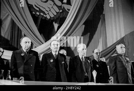 Warszawa, 1946-06-01. Otwarcie Kongresu Towarzystwa PrzyjaŸni Polsko-Radzieckiej w sali Romy. NZ. cz³onkowie Prezydium Kongresu. ps/gr PAP/Kazimierz Madejski Warschau, 2. Juni 1946. Eröffnung des Kongresses der Polnisch-Russischen Freundschaftsgesellschaft in der Roma-Halle. Im Bild: Die Präsidiumsmitglieder des Kongresses. ps/gr PAP/Kazimierz Madejski Stockfoto