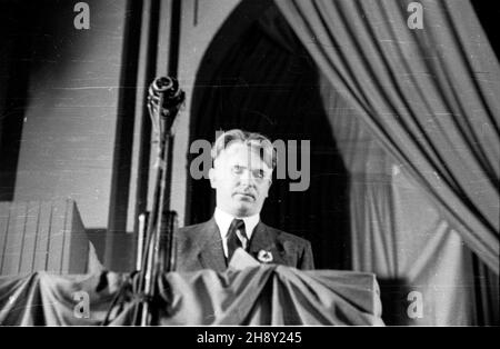 Warszawa, 1946-06-01. Otwarcie Kongresu Towarzystwa PrzyjaŸni Polsko-Radzieckiej w sali Romy. NZ. Przemawia Premier Edward Osóbka-Morawski. ps/gr PAP/Kazimierz Madejski Warschau, 2. Juni 1946. Eröffnung des Kongresses der Polnisch-Russischen Freundschaftsgesellschaft in der Roma-Halle. Im Bild: PM Edward Osobka-Morawski. ps/gr PAP/Kazimierz Madejski Stockfoto