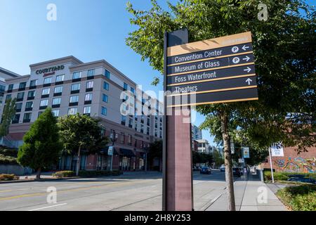 Tacoma, WA USA - ca. August 2021: Blick auf ein Stadtschild in der Stadt Tacoma. Stockfoto