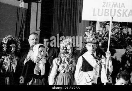 Warszawa, 1946-06-01. Otwarcie Kongresu Towarzystwa PrzyjaŸni Polsko-Radzieckiej w sali Romy. NZ. Uczestnicy Kongresu z Ziemi Lubuskiej w strojach regionalnych. ps/gr PAP/Kazimierz Madejski Warschau, 2. Juni 1946. Eröffnung des Kongresses der Polnisch-Russischen Freundschaftsgesellschaft in der Roma-Halle. Im Bild: kongressteilnehmer aus dem Lubuskie-Gebiet in einer regionalen Suite. ps/gr PAP/Kazimierz Madejski Stockfoto