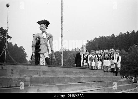 Olsztyn, 1946-06. W dniach 9-10 czerwca na Stadionie Leœnym zorganizowano imprezê dla m³odzie¿y Gody Wiosenne, zielone œwiêta. Chodzi³o o przedstawienie dorobku kultury Warmii i Mazurów Pruskich, pokazanie œwiatu, ¿e s¹ to regiony rdzennie polskie. mw PAP/Miko³aj Sprudin Dok³adny dzieñ wydarzenia nieustalony. Olsztyn, Juni 1946. Zwischen dem 9. Und 10. Juni nahmen polnische Jugendliche an einer Kulturveranstaltung mit dem Namen Green Feast Teil, bei der die kulturellen Errungenschaften der Region Warmia und Preußischer Mazury vorgestellt wurden, um der Welt zu zeigen, dass diese Region Polens indigenes Land ist. mw PAP/Miko³aj SPRU Stockfoto