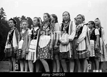 Olsztyn, 1946-06. W dniach 9-10 czerwca na Stadionie Leœnym zorganizowano imprezê dla m³odzie¿y Gody Wiosenne, zielone œwiêta. Chodzi³o o przedstawienie dorobku kultury Warmii i Mazurów Pruskich, pokazanie œwiatu, ¿e s¹ to regiony rdzennie polskie. NZ. grupa dziewcz¹t w strojach regionalnych. mw PAP/Miko³aj Sprudin Dok³adny dzieñ wydarzenia nieustalony. Olsztyn, Juni 1946. Zwischen dem 9. Und 10. Juni nahmen polnische Jugendliche an einem Kulturereignis mit dem Namen „Grünes Fest“ Teil, bei dem die kulturellen Errungenschaften der Region Warmia und Preußischer Mazury vorgestellt wurden, um der Welt zu zeigen, dass diese Region Pola war Stockfoto