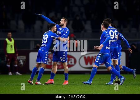 Turin, Italien. 02. Dezember 2021. Andrea La Mantia vom FC Empoli feiert nach einem Tor während des Fußballspiels der Serie A zwischen dem FC Turin und dem FC Empoli. Kredit: Nicolò Campo/Alamy Live Nachrichten Stockfoto