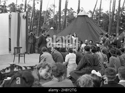 Olsztyn, 1946-06. W dniach 9-10 czerwca na Stadionie Leœnym odbywa³a siê impreza dla m³odzie¿y Gody Wiosenne. Chodzi³o o przedstawienie dorobku kultury Warmii i Mazurów Pruskich, pokazanie œwiatu, ¿e s¹ to regiony rdzennie polskie. Zorganizowano j¹ z inicjatywy Towarzystwa Teatrów i Muzyki Ludowej oraz miejscowego Ko³a Zwi¹zku Zawodowego Dziennikarzy. Gody Wiosenne maj¹ byæ dorocznym œwiêtem powrotu wszystkich ziem odzyskanych na ³ono Macierzy. mw PAP/Jerzy Baranowski Dok³adny dzieñ wydarzenia nieustalony. Olsztyn, Juni 1946. Zwischen dem 9. Und 10. Juni im Waldstadion polnische Jugend pa Stockfoto