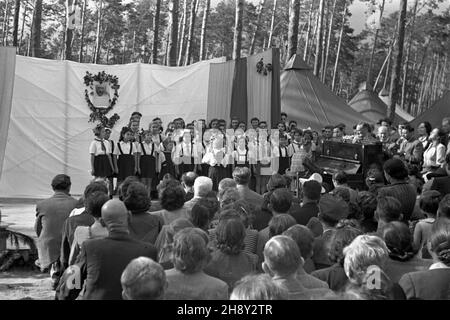 Olsztyn, 1946-06. W dniach 9-10 czerwca na Stadionie Leœnym zorganizowano imprezê dla m³odzie¿y Gody Wiosenne, zielone œwiêta. Chodzi³o o przedstawienie dorobku kultury Warmii i Mazurów Pruskich, pokazanie œwiatu, ¿e s¹ to regiony rdzennie polskie. NZ. wystêp chóru. mw PAP/Jerzy Baranowski Dok³adny dzieñ wydarzenia nieustalony. Olsztyn, Juni 1946. Zwischen dem 9. Und 10. Juni nahmen polnische Jugendliche im Waldstadion an einer Kulturveranstaltung mit dem Namen Frühlingsnuptials oder Grüne Tage Teil, die die kulturellen Errungenschaften der Region Warmia und Preußisch-Mazury darstellten, um der Welt zu zeigen, dass diese Region Stockfoto