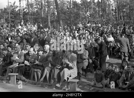 Olsztyn, 1946-06. W dniach 9-10 czerwca na Stadionie Leœnym zorganizowano imprezê dla m³odzie¿y Gody Wiosenne, zielone œwiêta. Chodzi³o o przedstawienie dorobku kultury Warmii i Mazurów Pruskich, pokazanie œwiatu, ¿e s¹ to regiony rdzennie polskie. NZ. publicznoœæ uczestnicz¹ca w koncercie. mw PAP/Jerzy Baranowski Dok³adny dzieñ wydarzenia nieustalony. Olsztyn, Juni 1946. Zwischen dem 9. Und 10. Juni nahmen polnische Jugendliche im Waldstadion an einer Kulturveranstaltung mit dem Namen Frühlingsnuptials oder Grüne Tage Teil, die die kulturellen Errungenschaften der Region Warmia und des preußischen Mazury zeigen sollte Stockfoto