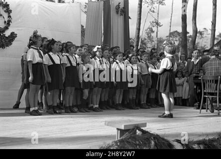 Olsztyn, 1946-06. W dniach 9-10 czerwca na Stadionie Leœnym zorganizowano imprezê dla m³odzie¿y Gody Wiosenne, zielone œwiêta. Chodzi³o o przedstawienie dorobku kultury Warmii i Mazurów Pruskich, pokazanie œwiatu, ¿e s¹ to regiony rdzennie polskie. mw PAP/Jerzy Baranowski Dok³adny dzieñ wydarzenia nieustalony. Olsztyn, Juni 1946. Zwischen dem 9. Und 10. Juni nahmen polnische Jugendliche im Waldstadion an einer Kulturveranstaltung mit dem Namen Frühlingsnuptials oder Grüne Tage Teil, bei der sie die kulturellen Errungenschaften der Region Warmia und Preußischer Mazury darstellten, um der Welt zu zeigen, dass diese Region Polens ist Stockfoto