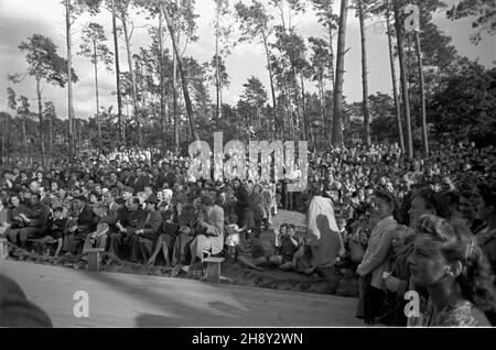 Olsztyn, 1946-06. W dniach 9-10 czerwca na Stadionie Leœnym zorganizowano imprezê dla m³odzie¿y Gody Wiosenne, zielone œwiêta. Chodzi³o o przedstawienie dorobku kultury Warmii i Mazurów Pruskich, pokazanie œwiatu, ¿e s¹ to regiony rdzennie polskie. NZ. publicznoœæ uczestnicz¹ca w koncercie. mw PAP/Jerzy Baranowski Dok³adny dzieñ wydarzenia nieustalony. Olsztyn, Juni 1946. Zwischen dem 9. Und 10. Juni nahmen polnische Jugendliche im Waldstadion an einer Kulturveranstaltung mit dem Namen Frühlingsnuptials oder Grüne Tage Teil, die die kulturellen Errungenschaften der Region Warmia und des preußischen Mazury zeigen sollte Stockfoto