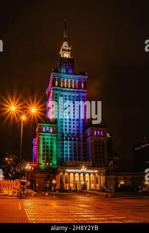 Warschau, Polen-19,2021. September.Blick auf beleuchteten bunten Palast der Kultur und Wissenschaft in der Nacht.Art déco-Hochhaus mit Uhrenturm. Stockfoto