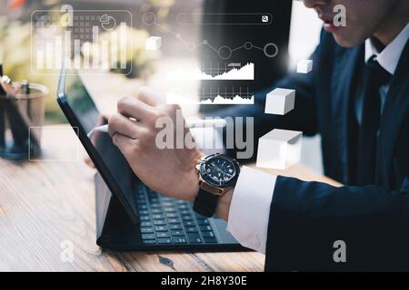 Geschäftsmann, der mit moderner Technologie digitale Tablette. Cyber-Sicherheit Internet-und Netzwerk-Konzept. Stockfoto