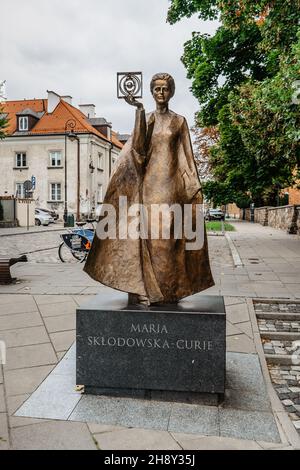 Warschau, Polen - 20,2021. September. Bronzeskulptur von Maria Sklodowska Curie, polnischer französischer Physikerin und Chemikerin, erste Frau, die den Nobelpreis erhielt. Statue Stockfoto