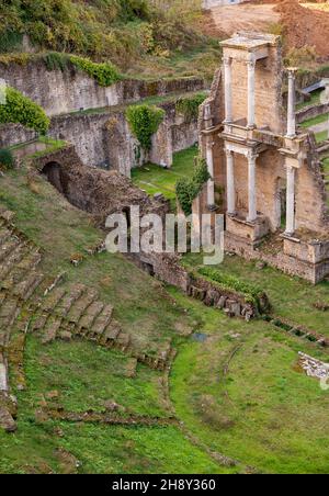 Volterra, Pisa - 2021, November 11: Das römische Theater (1st Jahrhundert v. Chr.), im Jahre 1950s ausgegraben. Luftaufnahme. Stockfoto