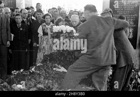 Warszawa, 1946-06-02. Uczestnicy delegacji radzieckiej na Kongres Towarzystwa PrzyjaŸni Polsko-Radzieckiej sk³adaj¹ wieniec przy Grobie Nieznanego ¯o³nierza. ps/gr PAP/Kazimierz Madejski Warschau, 2. Juni 1946. Mitglieder einer sowjetischen Delegation beim Kongress der Polnisch-Sowjetischen Freundschaftsgesellschaft, die einen Kranz am Grab des unbekannten Soldaten niederlegt. ps/gr PAP/Kazimierz Madejski Stockfoto