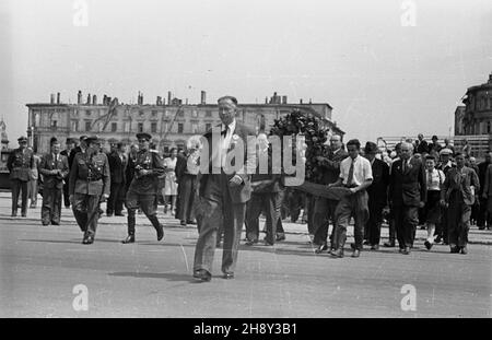 Warszawa, 1946-06-02. Uczestnicy delegacji radzieckiej na Kongres Towarzystwa PrzyjaŸni Polsko-Radzieckiej sk³adaj¹ wieniec przy Grobie Nieznanego ¯o³nierza. ps/gr PAP/Kazimierz Madejski Warschau, 2. Juni 1946. Mitglieder einer sowjetischen Delegation beim Kongress der Polnisch-Sowjetischen Freundschaftsgesellschaft, die einen Kranz am Grab des unbekannten Soldaten niederlegt. ps/gr PAP/Kazimierz Madejski Stockfoto