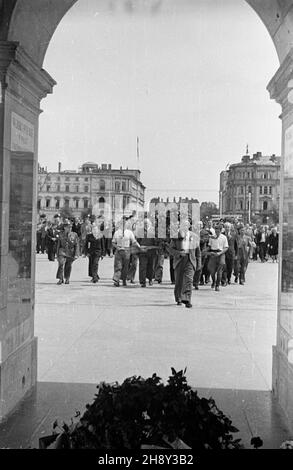 Warszawa, 1946-06-02. Uczestnicy delegacji radzieckiej na Kongres Towarzystwa PrzyjaŸni Polsko-Radzieckiej sk³adaj¹ wieniec przy Grobie Nieznanego ¯o³nierza. ps/gr PAP/Kazimierz Madejski Warschau, 2. Juni 1946. Mitglieder einer sowjetischen Delegation beim Kongress der Polnisch-Sowjetischen Freundschaftsgesellschaft, die einen Kranz am Grab des unbekannten Soldaten niederlegt. ps/gr PAP/Kazimierz Madejski Stockfoto