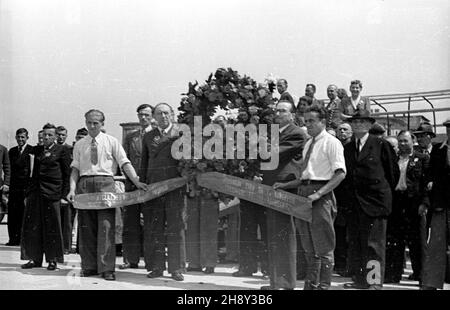 Warszawa, 1946-06-02. Uczestnicy delegacji radzieckiej na Kongres Towarzystwa PrzyjaŸni Polsko-Radzieckiej sk³adaj¹ wieniec przy Grobie Nieznanego ¯o³nierza. ps/gr PAP/Kazimierz Madejski Warschau, 2. Juni 1946. Mitglieder einer sowjetischen Delegation beim Kongress der Polnisch-Sowjetischen Freundschaftsgesellschaft, die einen Kranz am Grab des unbekannten Soldaten niederlegt. ps/gr PAP/Kazimierz Madejski Stockfoto