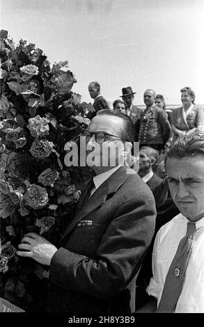 Warszawa, 1946-06-02. Uczestnicy delegacji radzieckiej na Kongres Towarzystwa PrzyjaŸni Polsko-Radzieckiej sk³adaj¹ wieniec przy Grobie Nieznanego ¯o³nierza. ps/gr PAP/Kazimierz Madejski Warschau, 2. Juni 1946. Mitglieder einer sowjetischen Delegation beim Kongress der Polnisch-Sowjetischen Freundschaftsgesellschaft, die einen Kranz am Grab des unbekannten Soldaten niederlegt. ps/gr PAP/Kazimierz Madejski Stockfoto