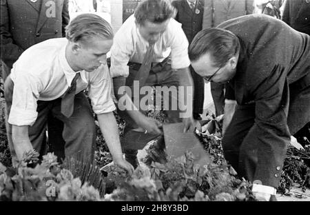 Warszawa, 1946-06-02. Uczestnicy delegacji radzieckiej na Kongres Towarzystwa PrzyjaŸni Polsko-Radzieckiej sk³adaj¹ wieniec przy Grobie Nieznanego ¯o³nierza. ps/gr PAP/Kazimierz Madejski Warschau, 2. Juni 1946. Mitglieder einer sowjetischen Delegation beim Kongress der Polnisch-Sowjetischen Freundschaftsgesellschaft, die einen Kranz am Grab des unbekannten Soldaten niederlegt. ps/gr PAP/Kazimierz Madejski Stockfoto