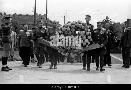 Warszawa, 1946-06-02. Uczestnicy delegacji radzieckiej na Kongres Towarzystwa PrzyjaŸni Polsko-Radzieckiej sk³adaj¹ wieniec przy pomniku Braterstwa Broni na Pradze. ps/gr PAP/Kazimierz Madejski Warschau, 2. Juni 1946. Mitglieder einer sowjetischen Delegation beim Kongress der Polnisch-Sowjetischen Freundschaftsgesellschaft, die einen Kranz am Denkmal der Waffenbruderschaft im Bezirk Praga niederlegt. ps/gr PAP/Kazimierz Madejski Stockfoto