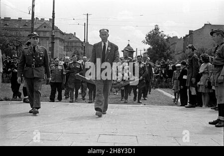 Warszawa, 1946-06-02. Uczestnicy delegacji radzieckiej na Kongres Towarzystwa PrzyjaŸni Polsko-Radzieckiej sk³adaj¹ wieniec przy pomniku Braterstwa Broni na Pradze. ps/gr PAP/Kazimierz Madejski Warschau, 2. Juni 1946. Mitglieder einer sowjetischen Delegation beim Kongress der Polnisch-Sowjetischen Freundschaftsgesellschaft, die einen Kranz am Denkmal der Waffenbruderschaft im Bezirk Praga niederlegt. ps/gr PAP/Kazimierz Madejski Stockfoto