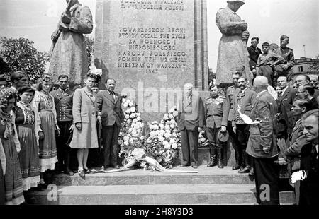 Warszawa, 1946-06-02. Uczestnicy Kongresu Towarzystwa PrzyjaŸni Polsko-Radzieckiej przy pomniku Braterstwa Broni na Pradze. ps/gr PAP/Kazimierz Madejski Warschau, 2. Juni 1946. Teilnehmer des Kongresses der Polnisch-Sowjetischen Freundschaftsgesellschaft am Denkmal der Waffenbrüderschaft im Bezirk Praga. ps/gr PAP/Kazimierz Madejski Stockfoto