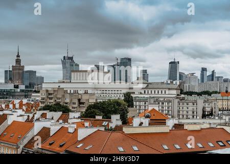 Panoramablick auf die Innenstadt von Warschau mit alten Häusern und modernen Wolkenkratzern.Warschau Skyline, touristischer Ort in Polen.Dächer der Stadt.Städtische Stadtszene Stockfoto