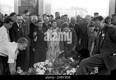 Warszawa, 1946-06-02. Uczestnicy delegacji radzieckiej na Kongres Towarzystwa PrzyjaŸni Polsko-Radzieckiej sk³adaj¹ wieniec przy Grobie Nieznanego ¯o³nierza. ps/gr PAP/Kazimierz Madejski Warschau, 2. Juni 1946. Mitglieder einer sowjetischen Delegation beim Kongress der Polnisch-Sowjetischen Freundschaftsgesellschaft, die einen Kranz am Grab des unbekannten Soldaten niederlegt. ps/gr PAP/Kazimierz Madejski Stockfoto