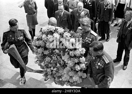 Warszawa, 1946-06-02. Uczestnicy delegacji radzieckiej na Kongres Towarzystwa PrzyjaŸni Polsko-Radzieckiej sk³adaj¹ wieniec przy pomniku Braterstwa Broni na Pradze. ps/gr PAP/Kazimierz Madejski Warschau, 2. Juni 1946. Mitglieder einer sowjetischen Delegation beim Kongress der Polnisch-Sowjetischen Freundschaftsgesellschaft, die einen Kranz am Denkmal der Waffenbruderschaft im Bezirk Praga niederlegt. ps/gr PAP/Kazimierz Madejski Stockfoto