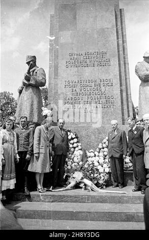 Warszawa, 1946-06-02. Uczestnicy Kongresu Towarzystwa PrzyjaŸni Polsko-Radzieckiej przy pomniku Braterstwa Broni na Pradze. ps/gr PAP/Kazimierz Madejski Warschau, 2. Juni 1946. Teilnehmer des Kongresses der Polnisch-Sowjetischen Freundschaftsgesellschaft am Denkmal der Waffenbrüderschaft im Bezirk Praga. ps/gr PAP/Kazimierz Madejski Stockfoto