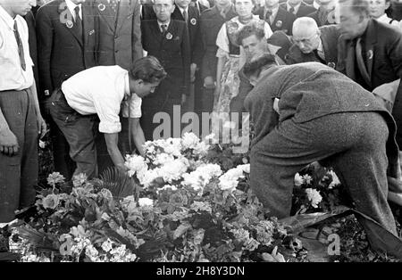 Warszawa, 1946-06-02. Uczestnicy delegacji radzieckiej na Kongres Towarzystwa PrzyjaŸni Polsko-Radzieckiej sk³adaj¹ wieniec przy Grobie Nieznanego ¯o³nierza. ps/gr PAP/Kazimierz Madejski Warschau, 2. Juni 1946. Mitglieder einer sowjetischen Delegation beim Kongress der Polnisch-Sowjetischen Freundschaftsgesellschaft, die einen Kranz am Grab des unbekannten Soldaten niederlegt. ps/gr PAP/Kazimierz Madejski Stockfoto