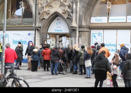 Pop up Corona Impfzentrum, Menschen für die erste Impfung, München, Bayern, Deutschland, Marienplatz. Stockfoto